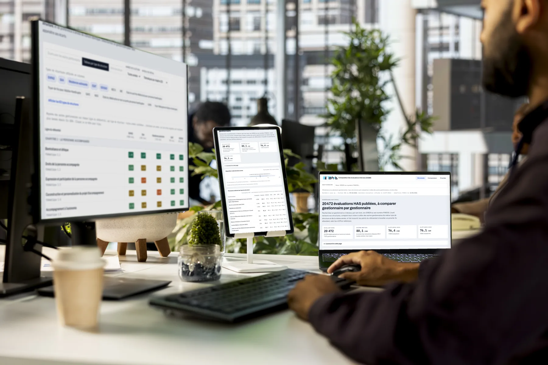 Le comparateur des évaluations HAS affiché sur un écran de bureau, une tablette et un ordinateur portable